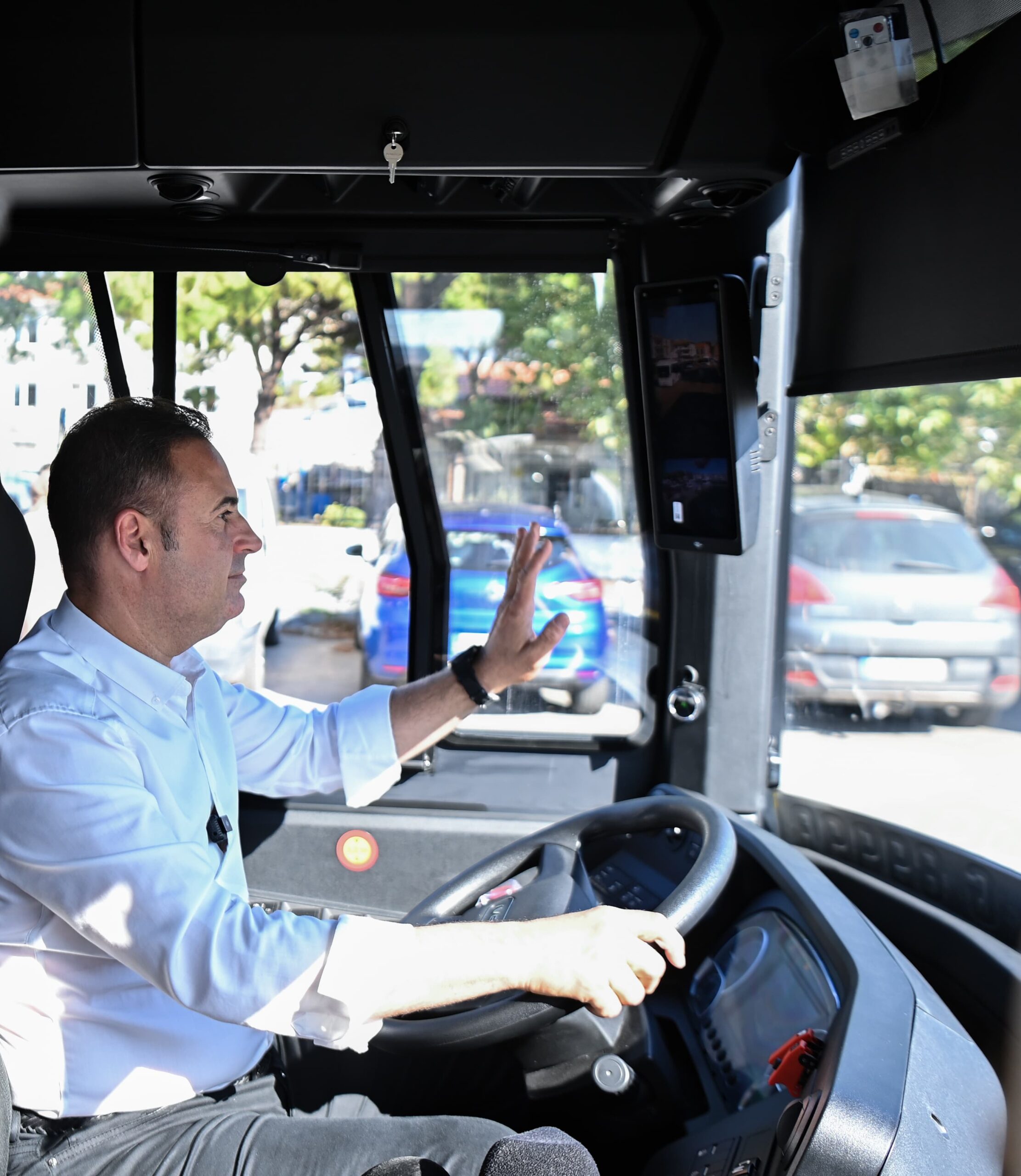 Başkan Akın elektrikli otobüs ile Ayvalık ta test sürüşü yaptı