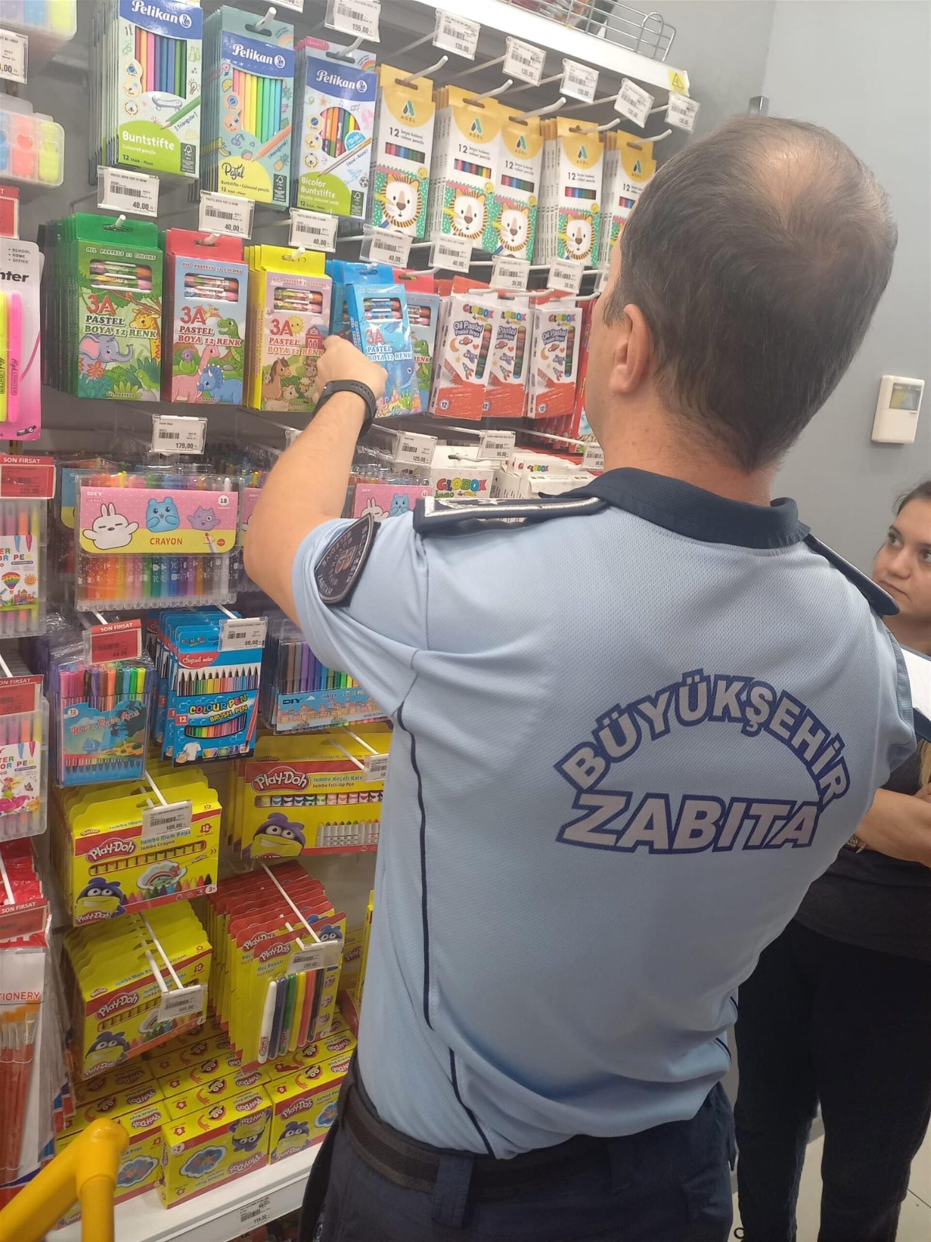 Büyükşehir Zabıtasından okul alışverişi mesaisi