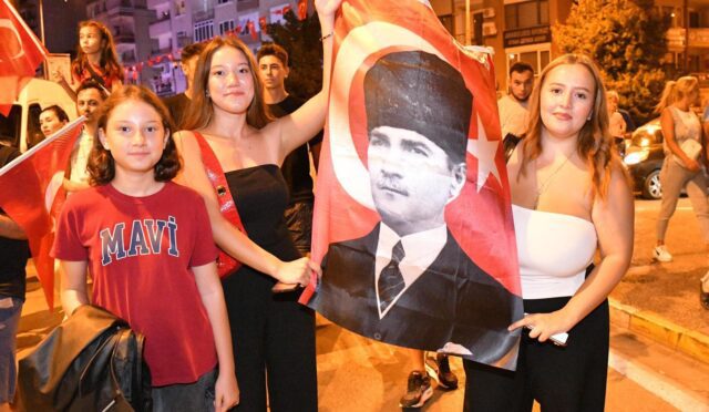 kurtulusun_102._yili_fener_alayi_ile_kutlandi_7