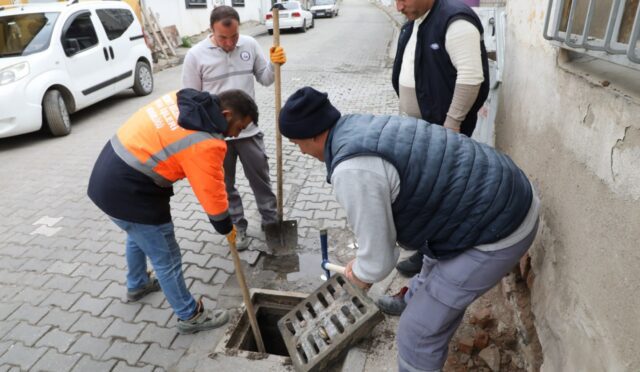 EDREMİT BELEDİYESİ YAĞIŞLARA KARŞI ÖNLEM ALIYOR (5)