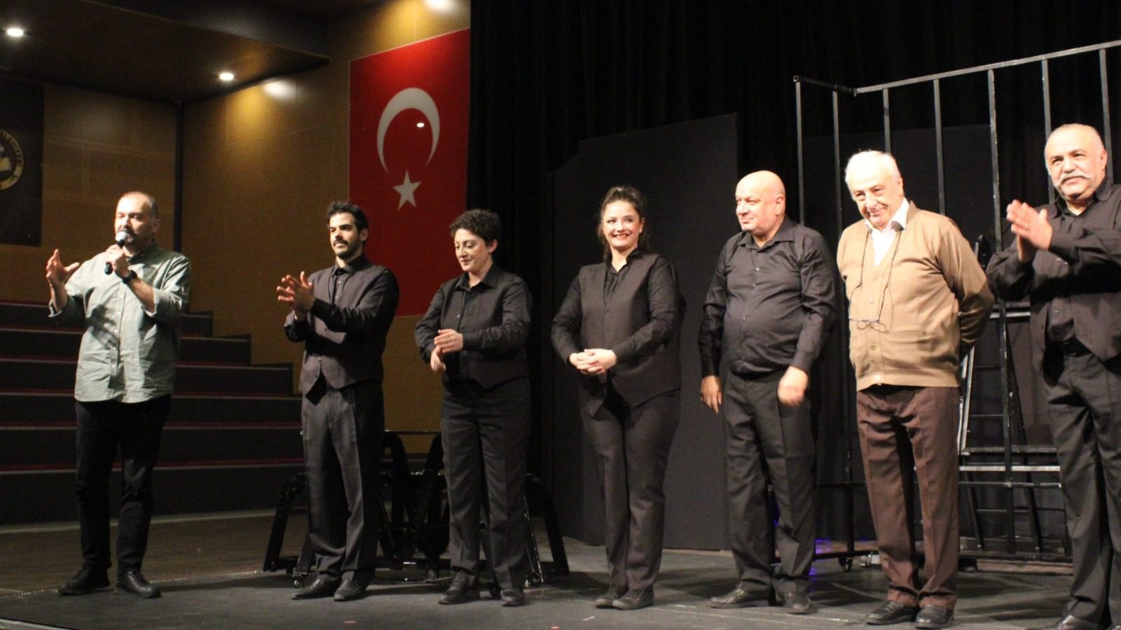 Aziz Nesin den uyarlanan Memleketin Kısmeti tiyatroseverlerle buluştu