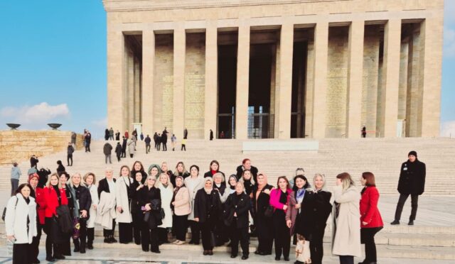 balikesirli_kadin_muhtarlar_atanin_huzurunda_3