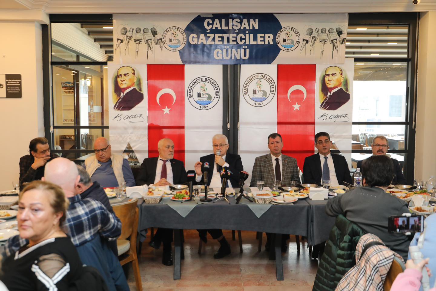 BAŞKAN DEVECİLER GAZETECİLERİ AĞIRLADI