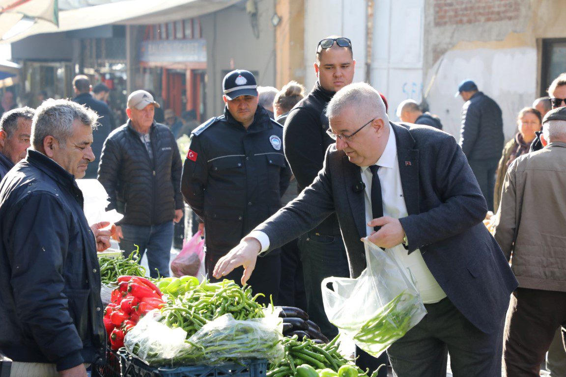 BAŞKAN ERTAŞ ÇARŞAMBA PAZARINDA ESNAFI ZİYARET ETTİ
