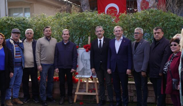 UĞUR MUMCU AYVALIK’TAKİ EVİNİN ÖNÜNDE ANILDI (1)
