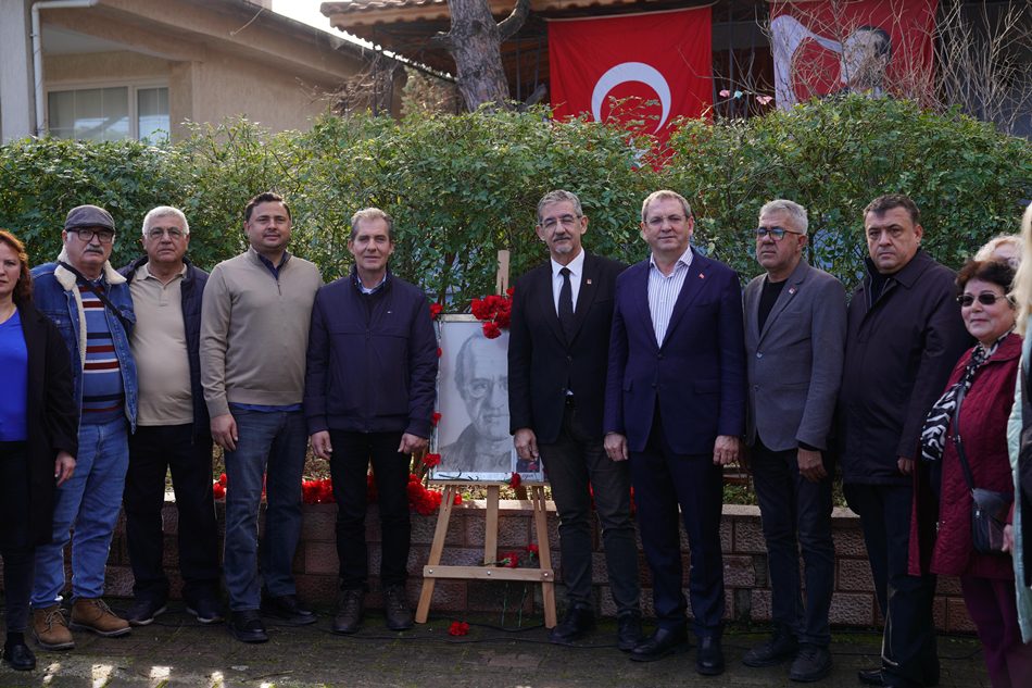 UĞUR MUMCU AYVALIK’TAKİ EVİNİN ÖNÜNDE ANILDI