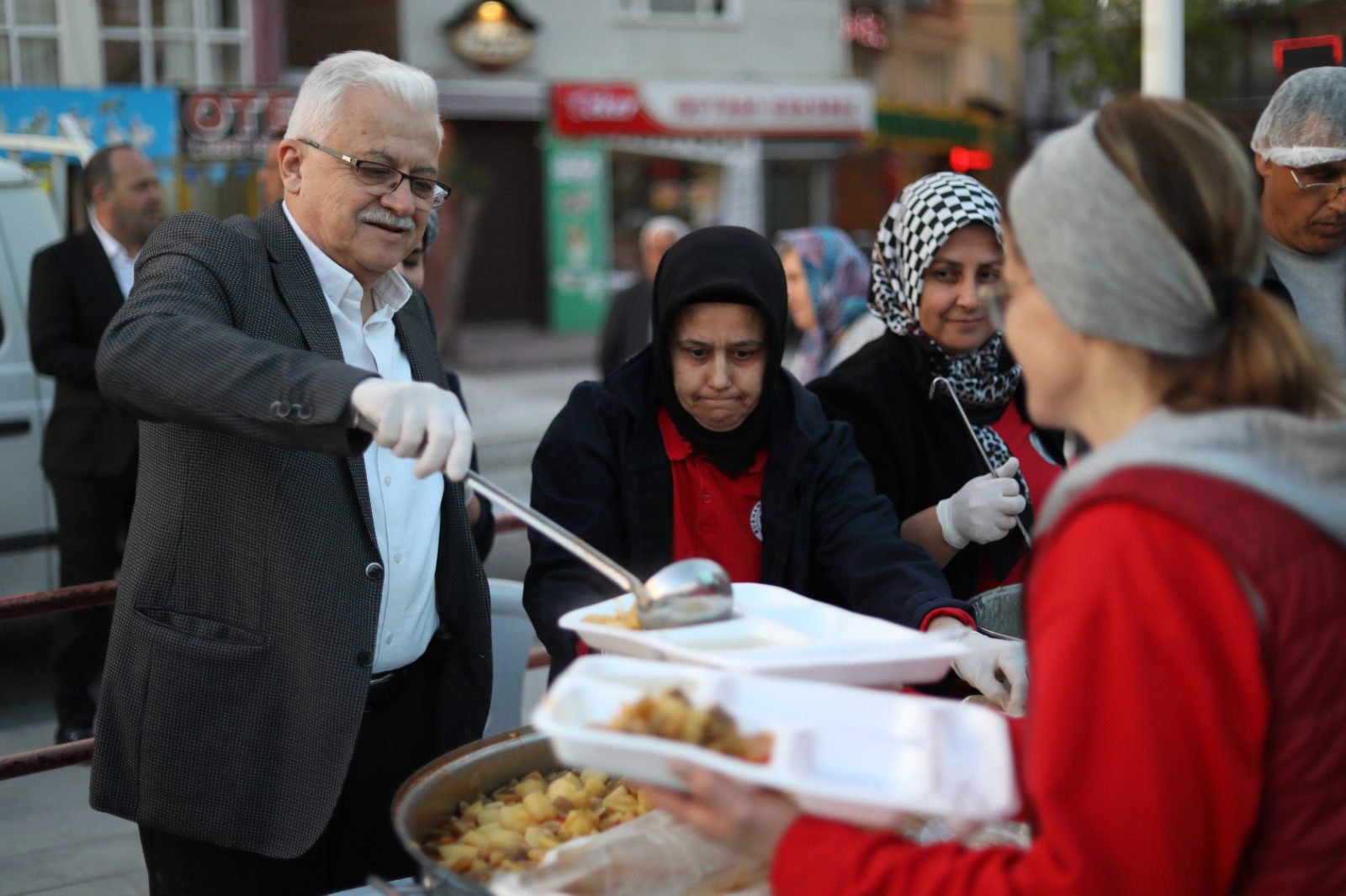 RAMAZAN’IN BEREKETİ BURHANİYE’DE PAYLAŞILIYOR