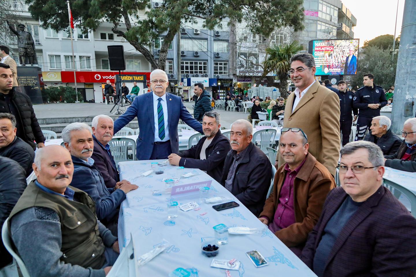 KADİR GECESİ İFTARINDA BURHANİYELİLER CUMHURİYET MEYDANI’NDA BULUŞTU