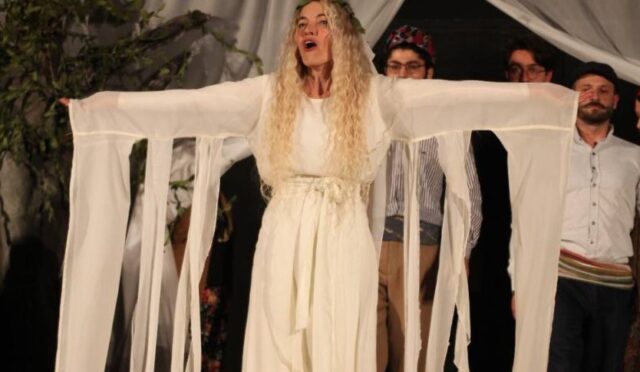 EDREMİT’TE SARIKIZ EFSANESİ MÜZİKLİ TİYATRO İLE SAHNELENDİ (19)