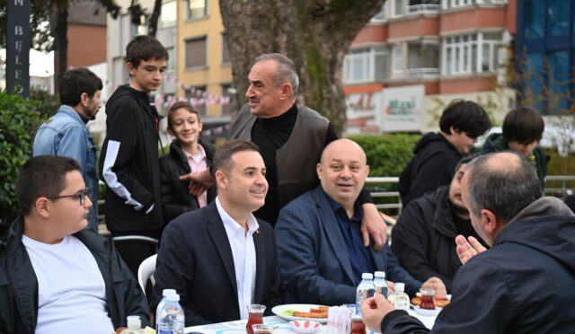 ahmet_akin_ramazan_bayrami_coskusunu_hemsehrileriyle_paylasti_2