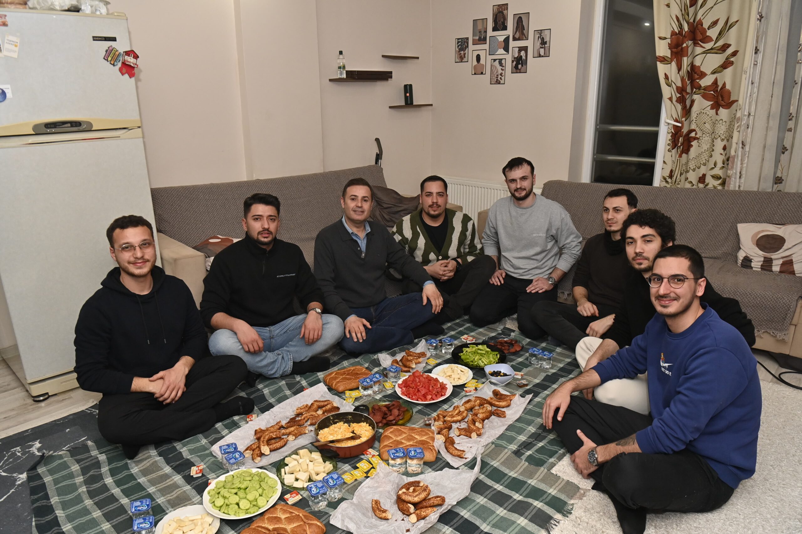 Ahmet Akın öğrenci evinde sahur yaptı