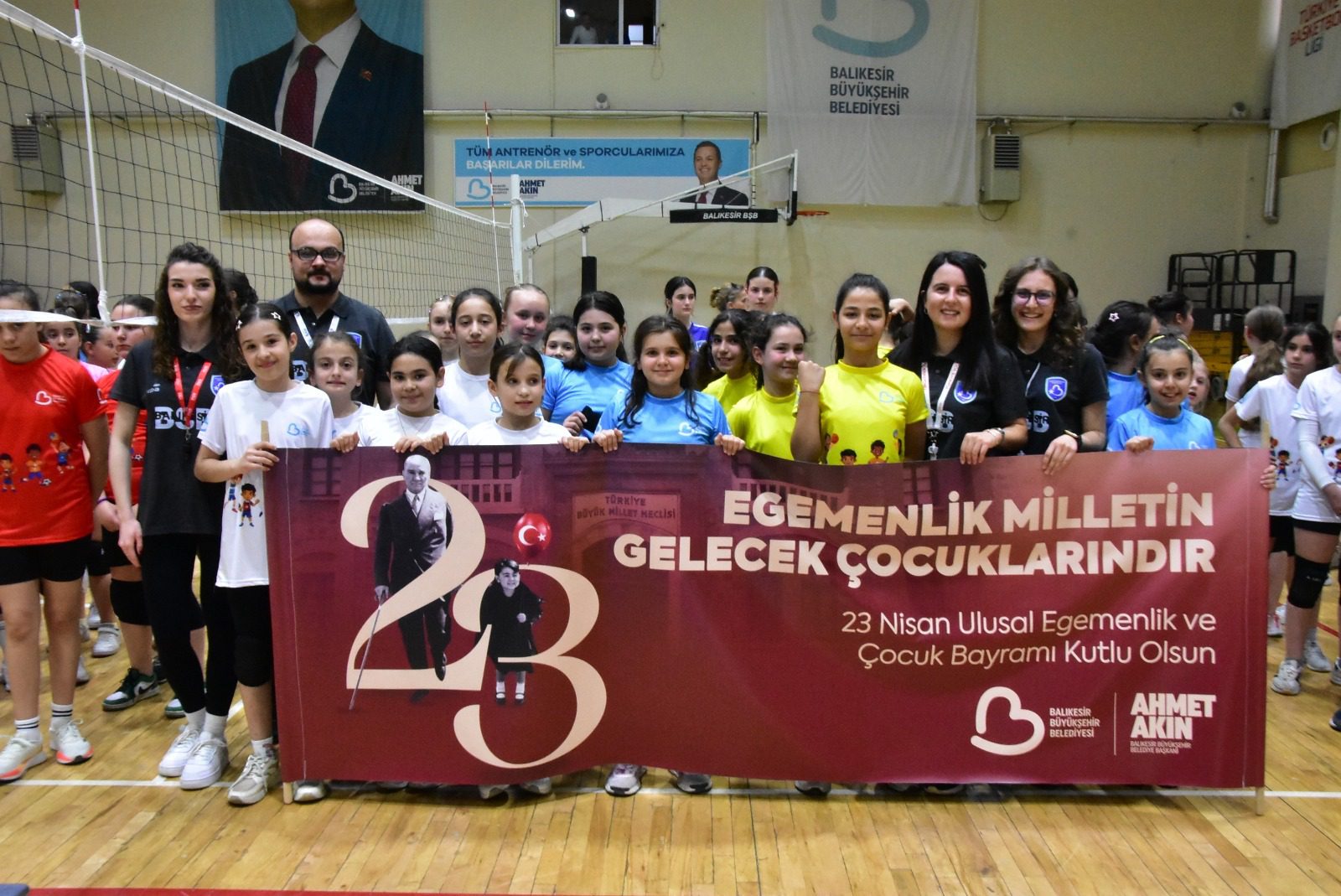 23 Nisan Mini Voleybol Şenliği yüzlerce sporcuyu buluşturdu