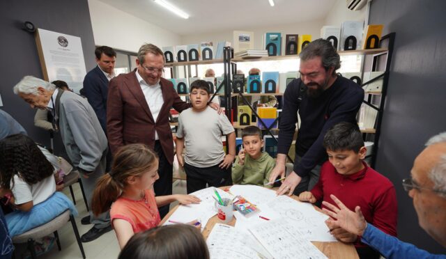 OKTAY EKİNCİ KARİKATÜRLÜ EV VE AYVALIK KİTAPÇISI AÇILDI (8)