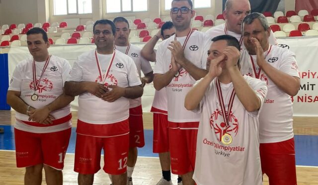 Özel çocuklar altın madalyaları Ayvalık’a getirdi… (3)