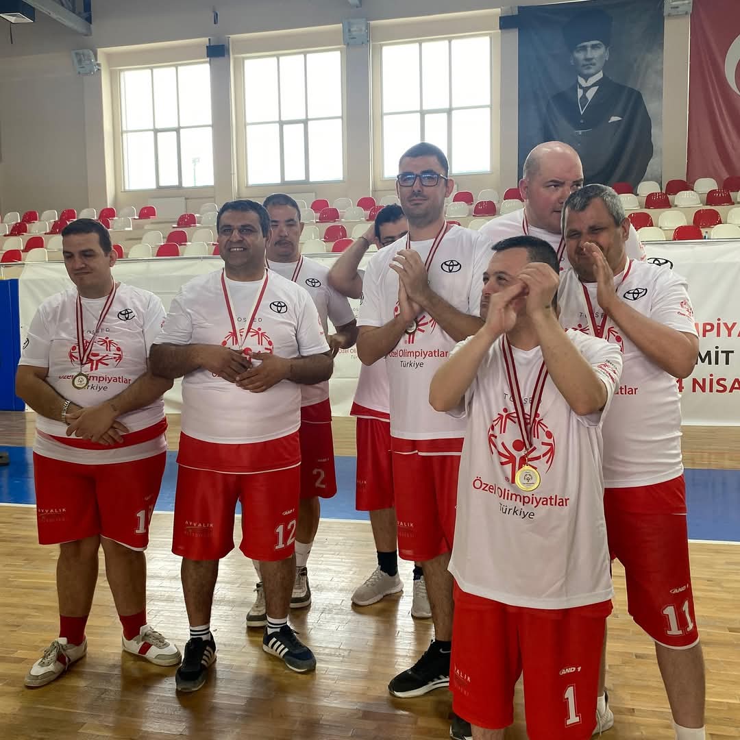 Özel çocuklar altın madalyaları Ayvalık’a getirdi…