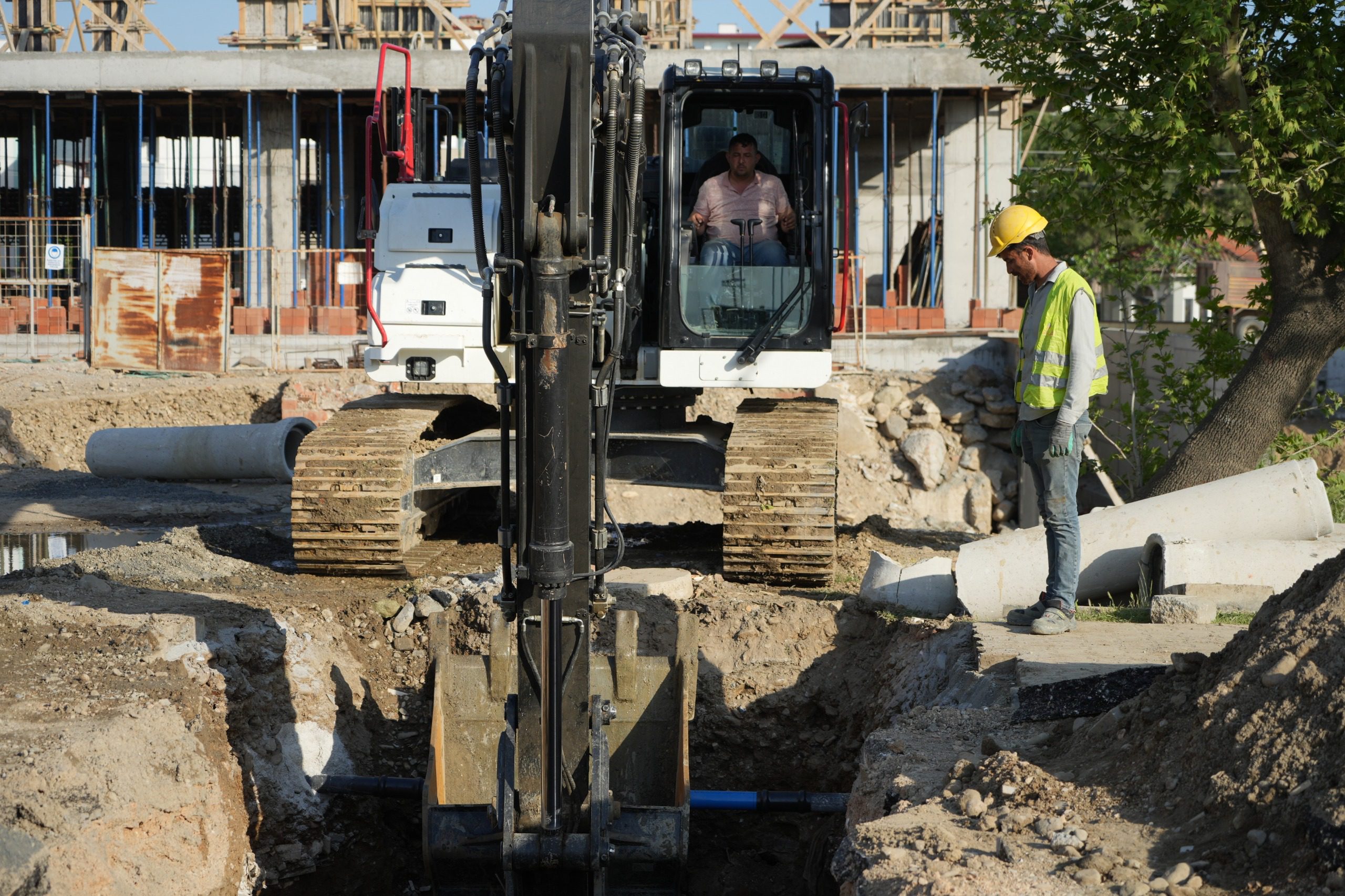 BASKİ Burhaniye nin altyapı sorunlarını çözüyor
