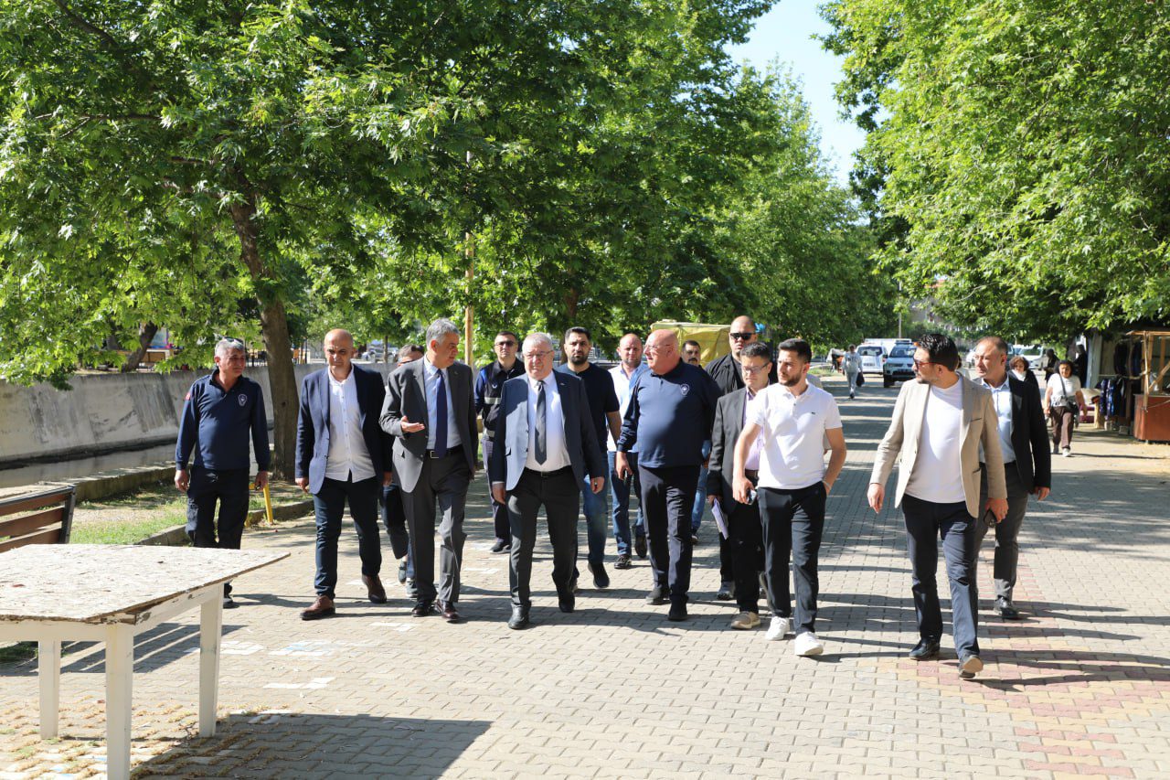 EDREMİT’TE İSKELE MAHALLESİ’NDE ÇEVRE DÜZENLEMESİ YAPILIYOR