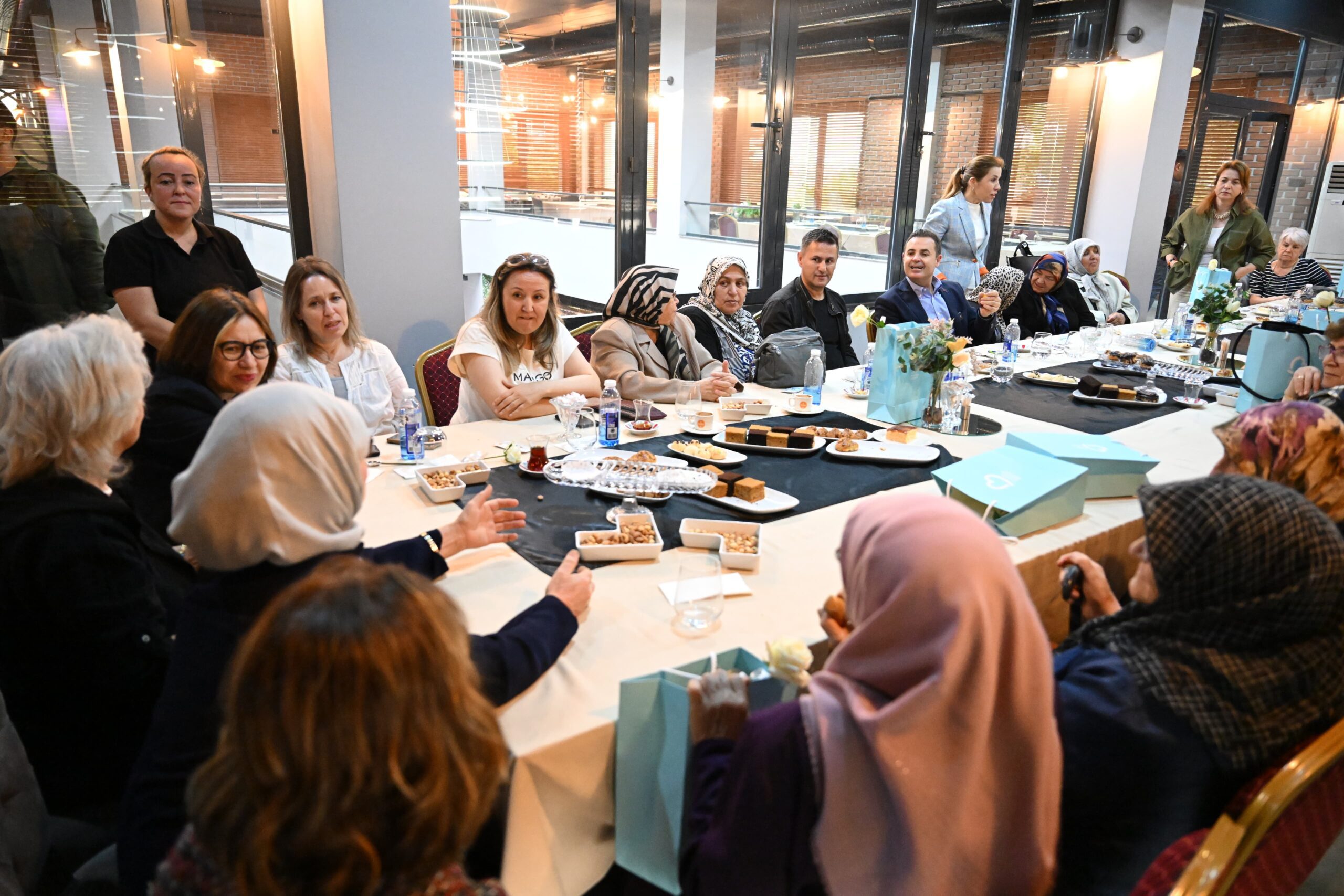 Akın, şehit annelerini yalnız bırakmadı