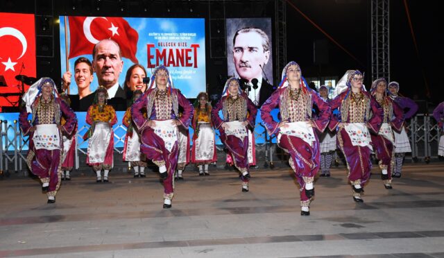 buyuksehirin_etkinlikleri_avluyu_renklendirdi_1