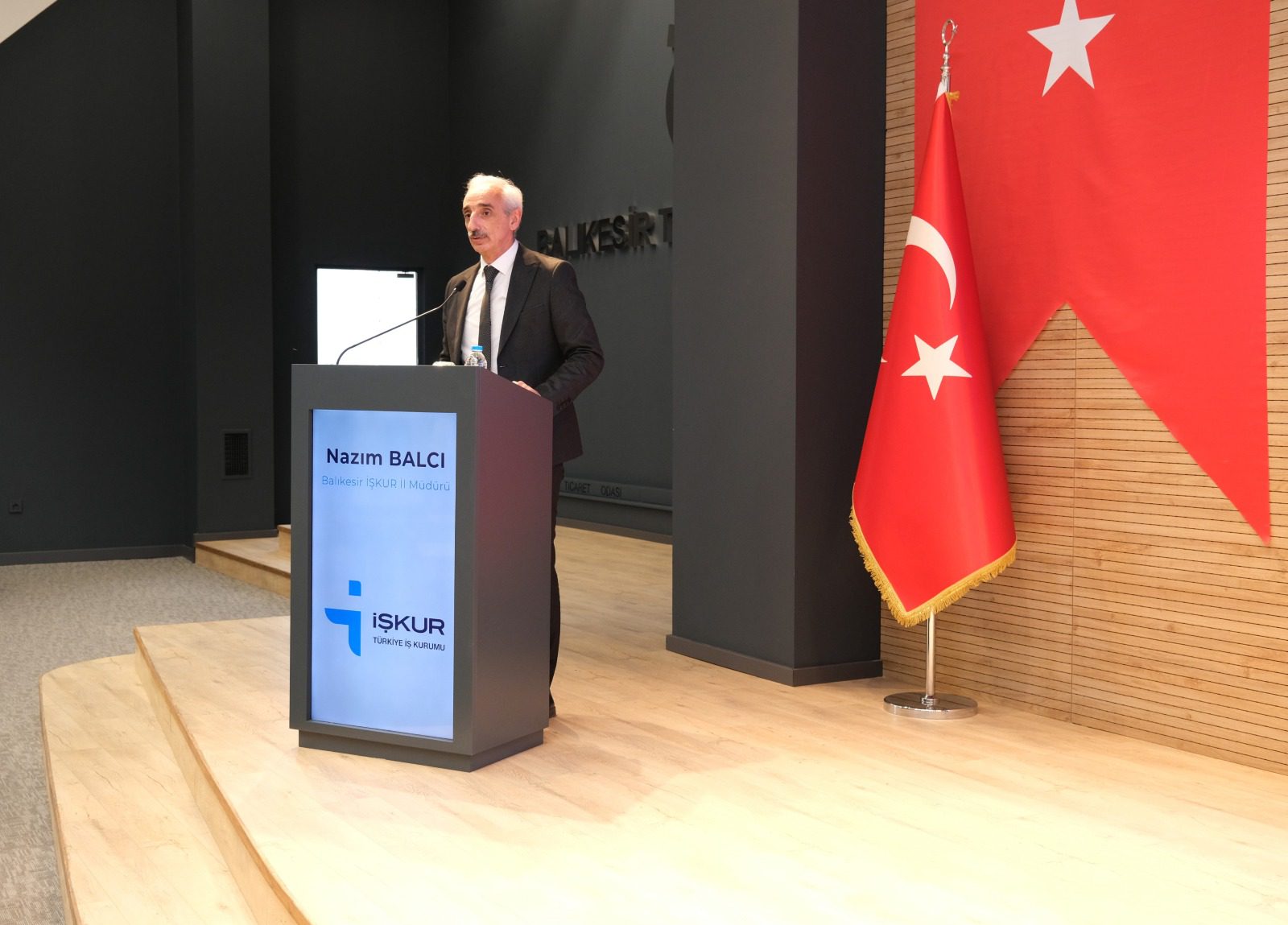 İŞKUR, İSTİHDAMI ARTIRMAK İÇİN ÇALIŞMALARINA HIZ KESMEDEN DEVAM EDİYOR