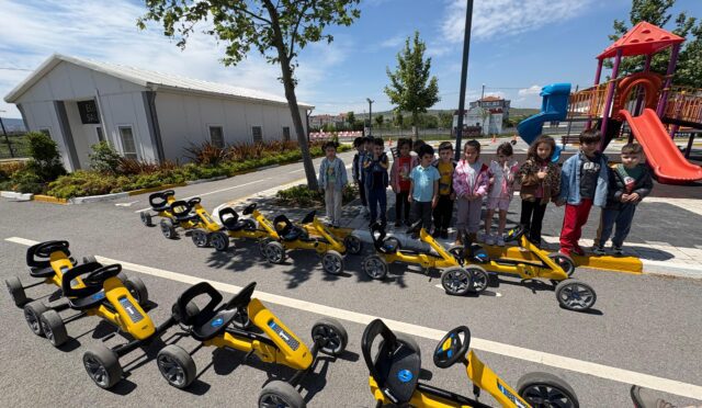 minik_ogrencilere_uygulamali_trafik_egitimi_1