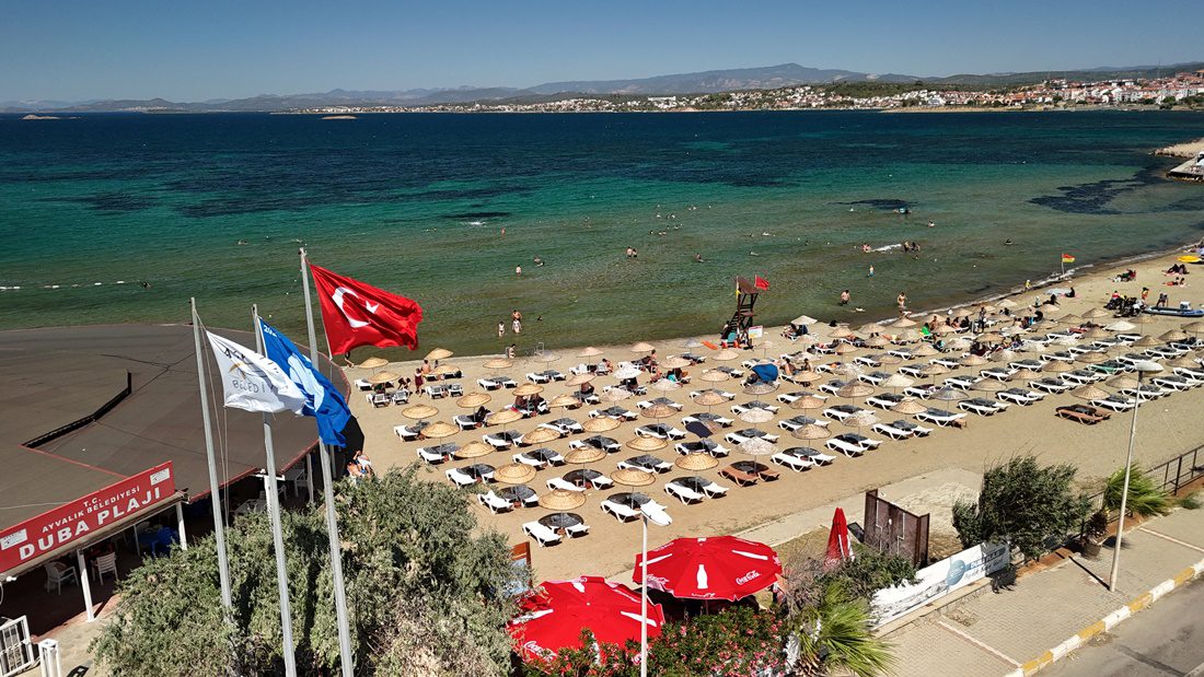 Ayvalık Belediyesi plajlarında göndere “Mavi Bayrak” çekildi…