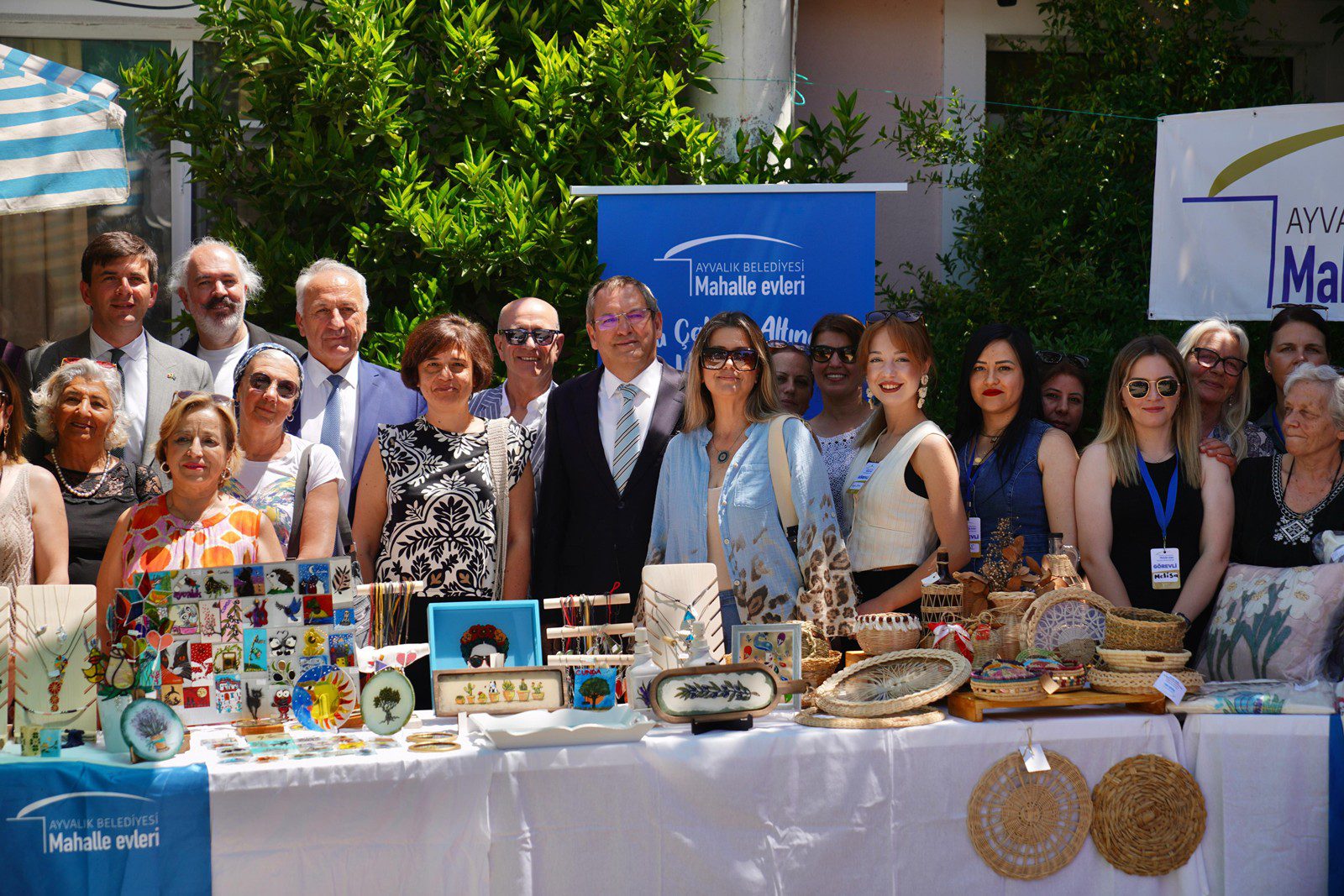 Mahalleevleri beş satış mağazasıyla hizmet veriyor