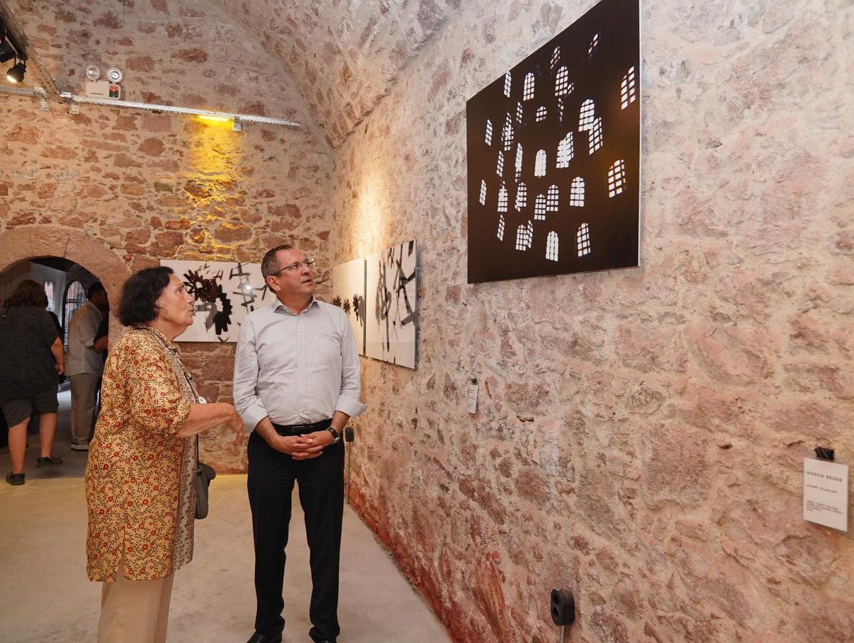 “Büyük Öteki” Sergisi Ayvalık’ta Sanatseverlerle Buluştu