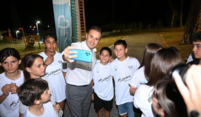 Baskan Akin'in çocuklara tatil hediyesi yogun ilgi gördü (3)