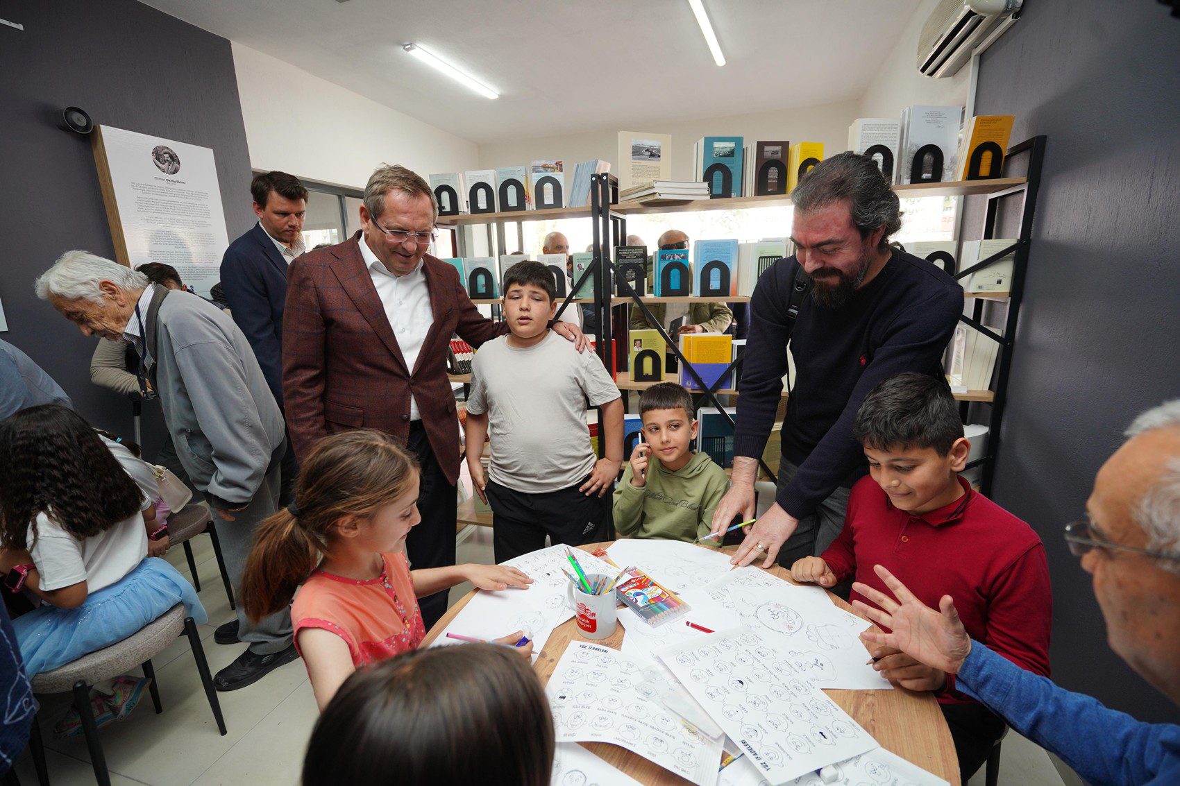 Minik Karikatüristler İş Başında! Ayvalık Belediyesi’nden Çocuklara Renkli Bir Yaz Atölyesi