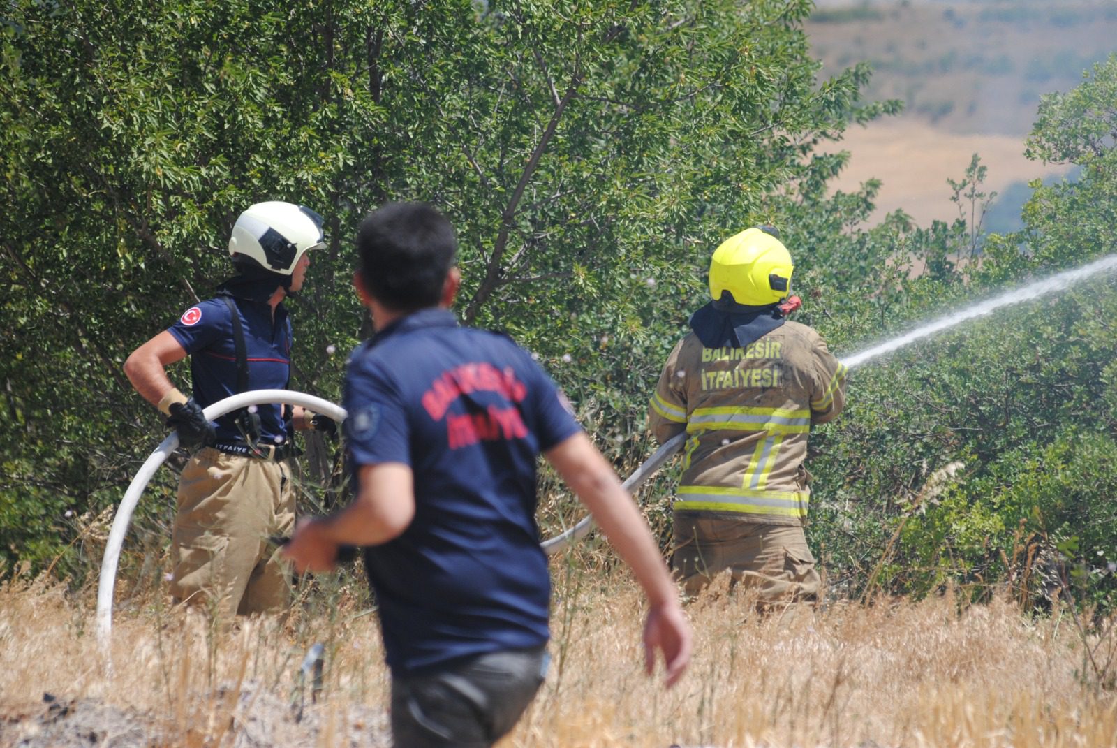 Balıkesir Büyükşehir İtfaiyesinden bölge yangınlarına güçlü destek