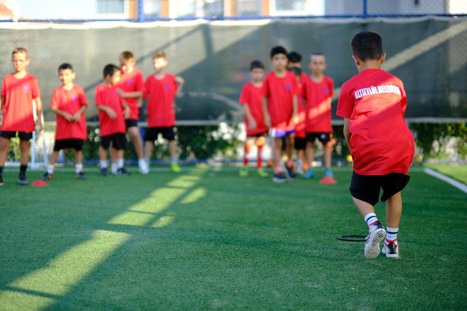 ALTIEYLÜL FUTBOL OKULUNDA GELECEĞİN YILDIZLARI YETİŞİYOR