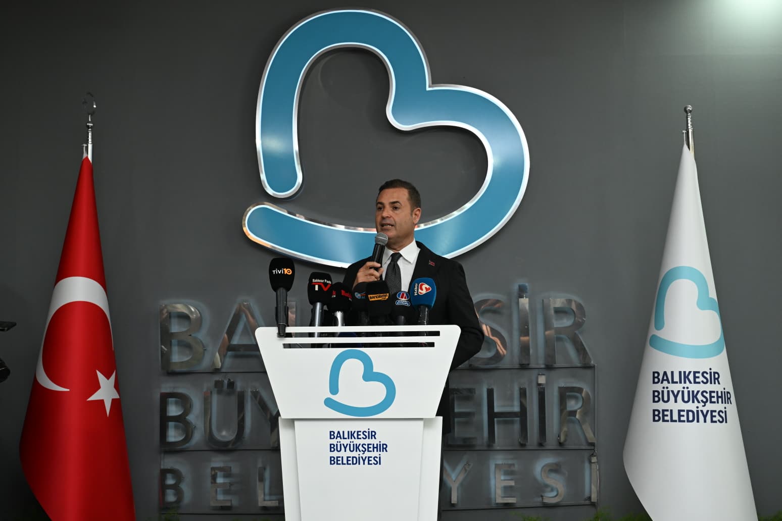 Başkan Akın, depremle mücadele çalışmalarını gazetecilere aktardı