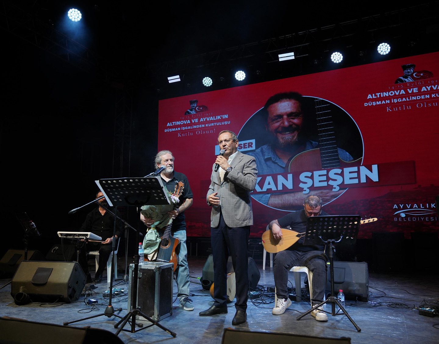 Balıkesir Büyükşehir Belediyesi Mod10’ Gençlik Korosu ile Efkan Şeşen ve orkestrası kutlamalara renk kattı.