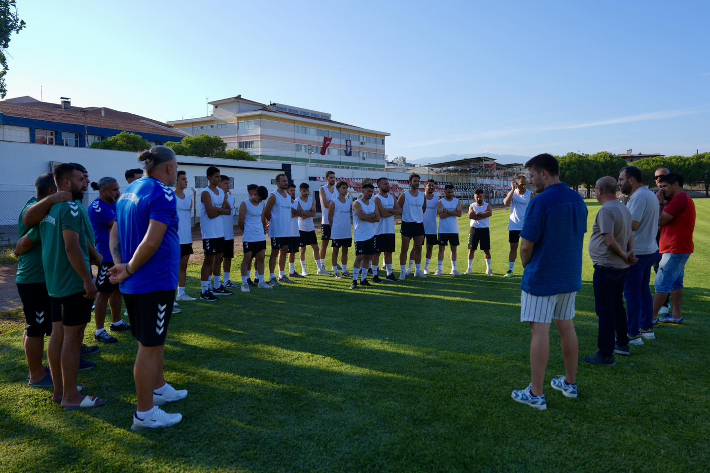 BURHANİYE BELEDİYESPOR SAHAYA İNDİ