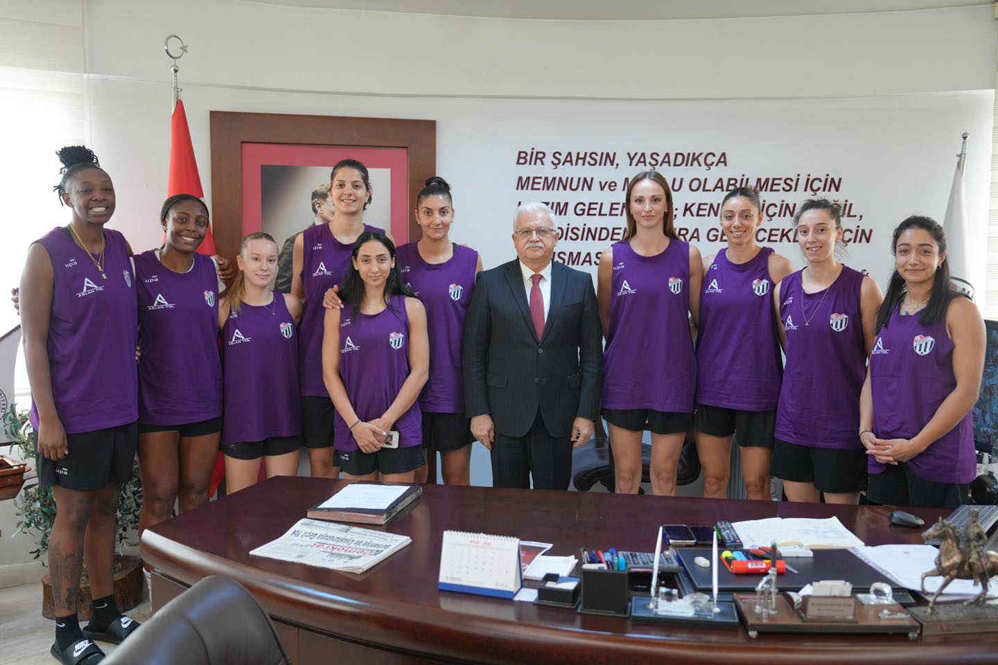 ASLAN YOL BURHANİYE BELEDİYESPOR KADIN BASKETBOL TAKIMINDAN BAŞKAN DEVECİLER’E ZİYARET