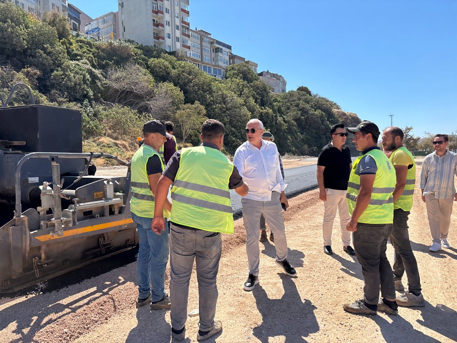 Büyükşehir, yıllardır hizmet bekleyen yolları asfaltla buluşturuyor