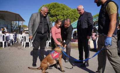 01 jandarma arama kurtarma köpeği Çilek, gösterilerini ilgiyle izleyen çocukların sevgilisi oldu.