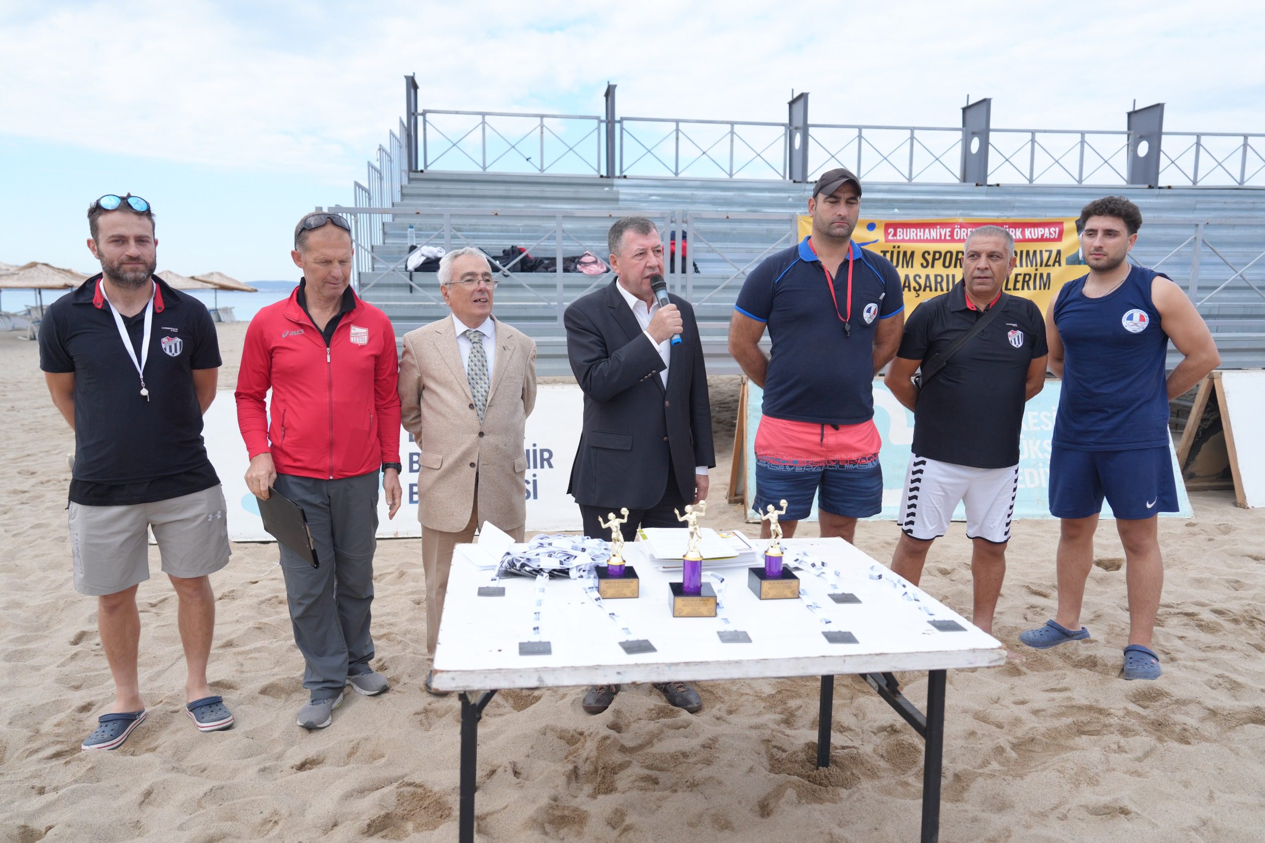 BURHANİYE’DE GELENEKSEL ÖREN ATATÜRK KUPASI PLAJ VOLEYBOLU TURNUVASI BAŞLADI