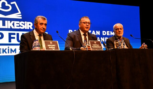 balikesir_kitap_fuarinda_medya_siyaset_ve_edebiyat_ruzgâri_esti_11_custom