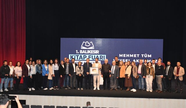 kitap_fuari_balikesire_imzasini_atti_1