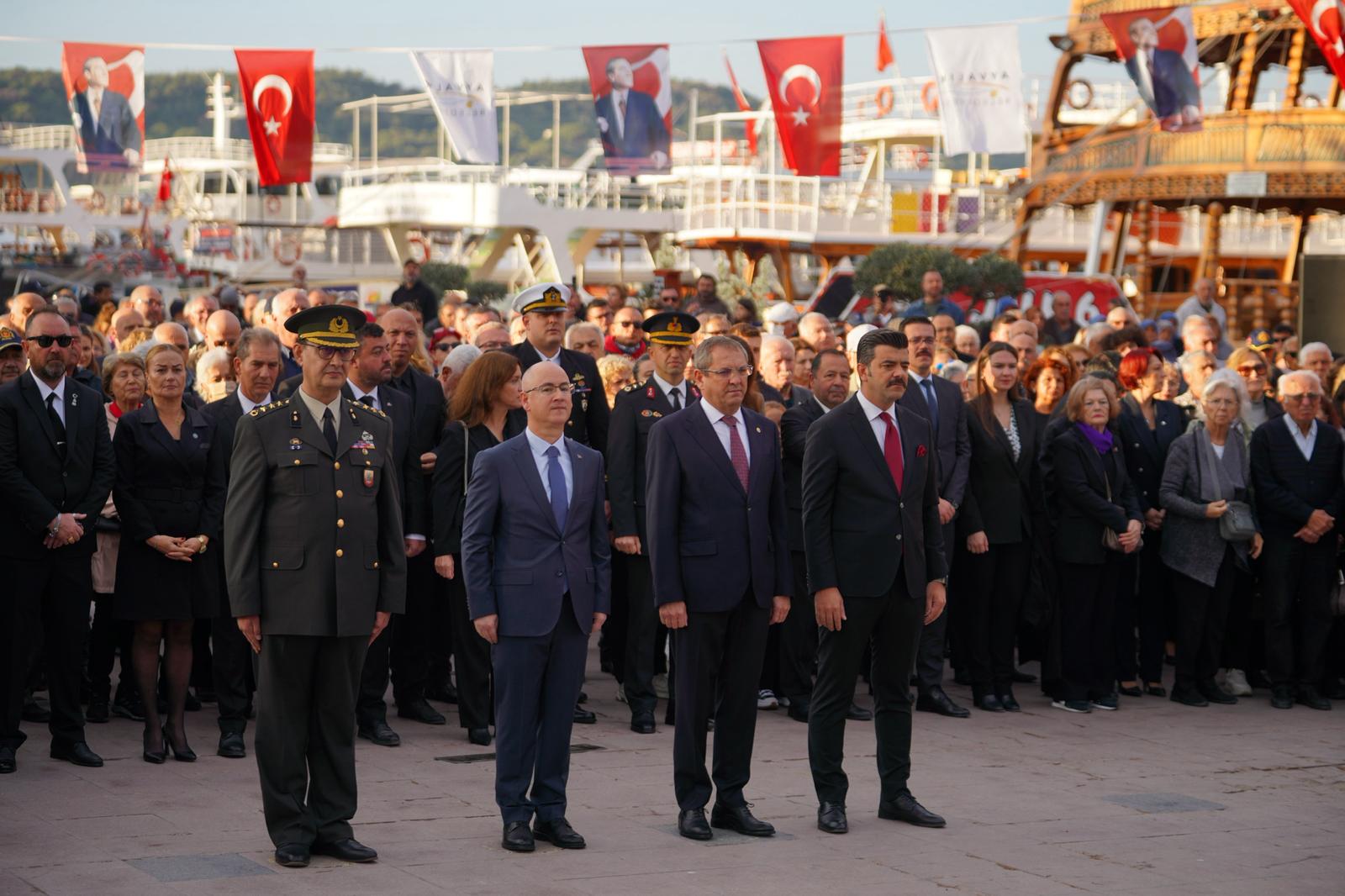 10 Kasım Atatürk’ü Anma Günü kapsamında yüzlerce Ayvalıklı meydanı doldurdu