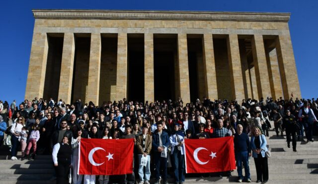 balikesirli_gencler_atanin_huzurunda_1