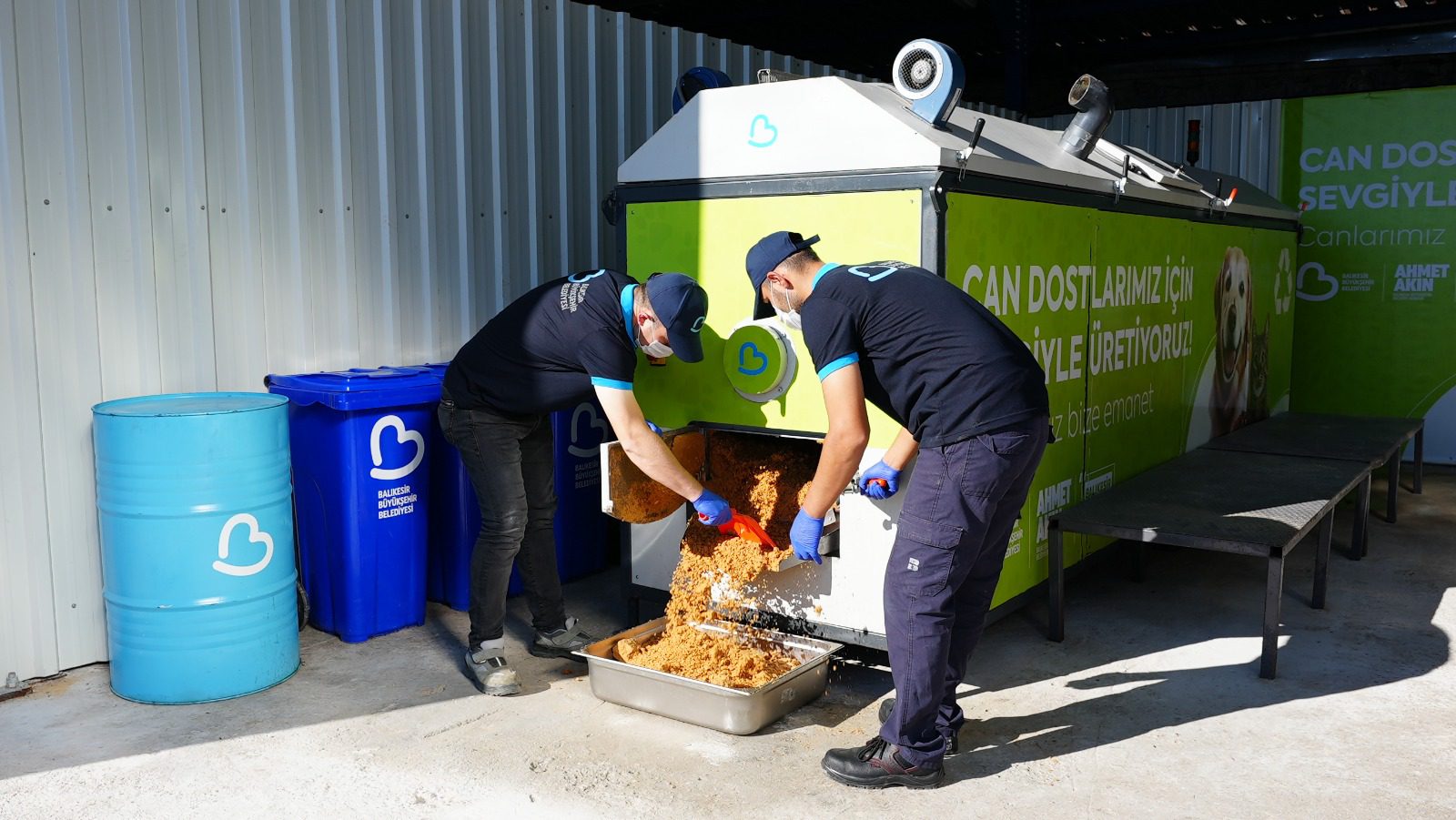 Büyükşehir, can dostların mamasını kendi üretiyor