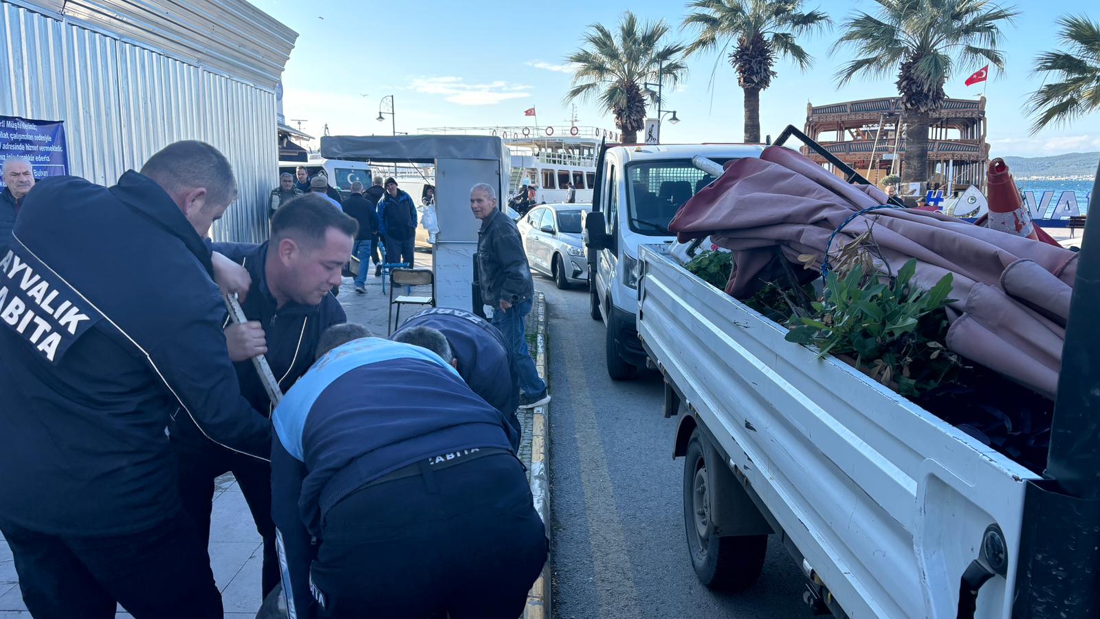 Ayvalık Belediyesi kaldırım işgallerine karşı denetimlerini sürdürüyor