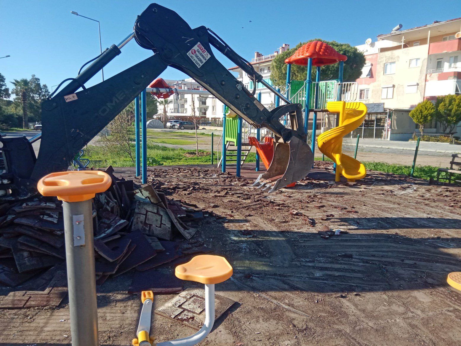AYVALIK’TA PARK VE BAHÇELER EKİPLERİNDEN 7/24 YOĞUN MESAİ