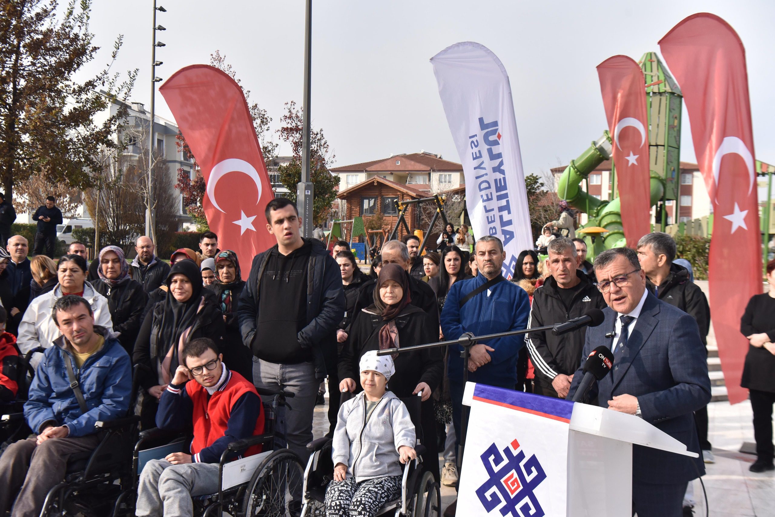ALTIEYLÜL’DE ENGELLER DAYANIŞMAYLA AŞILIYOR
