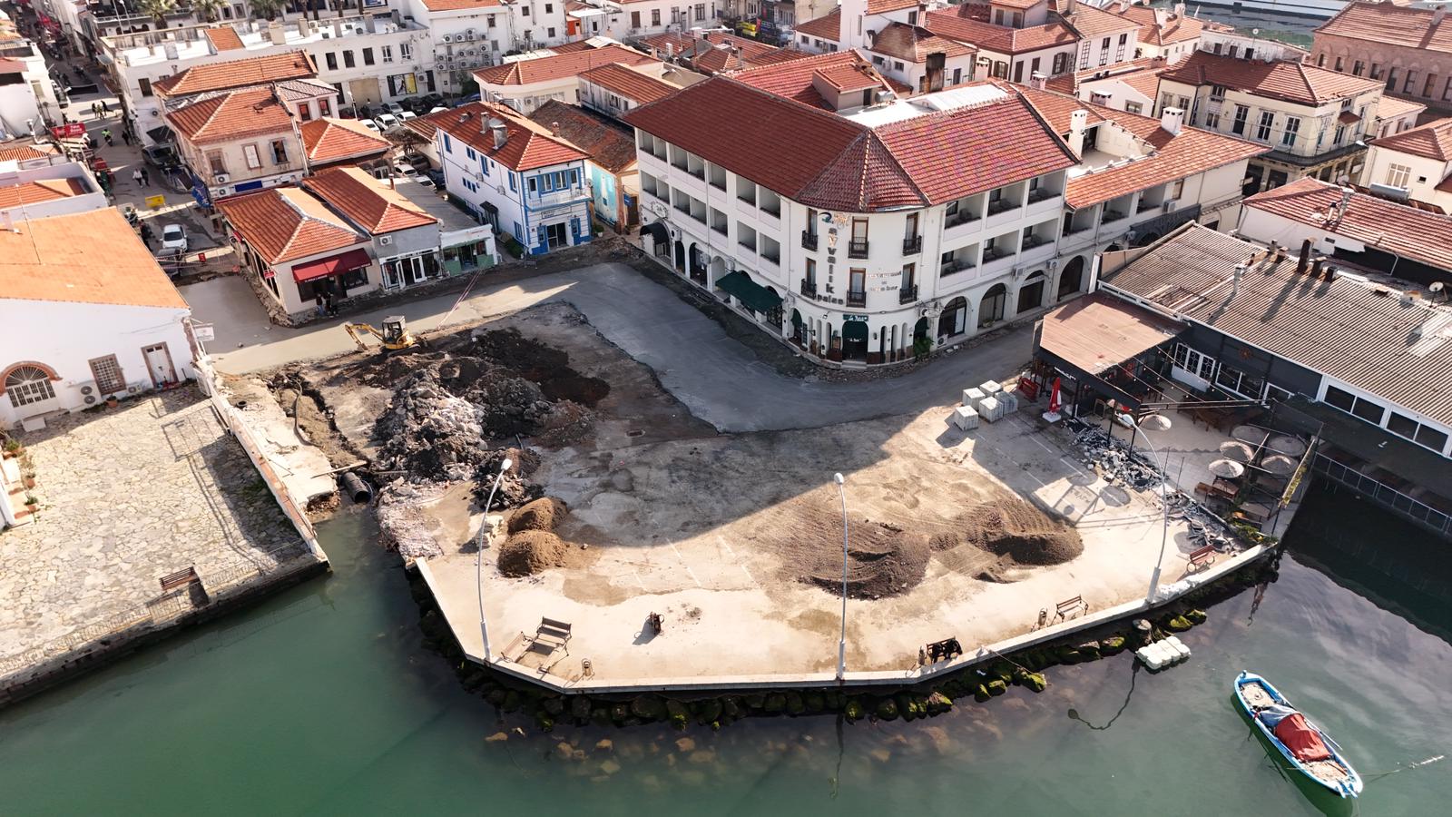 BAŞKAN MESUT ERGİN: “AYVALIK’IN DENİZE AÇILAN YENİ MEYDANINI KENTİMİZE KAZANDIRIYORUZ”