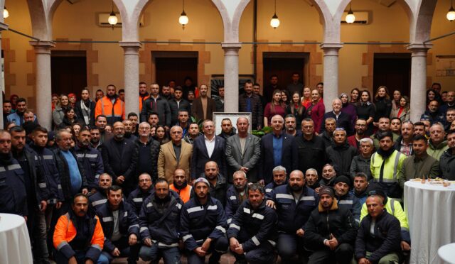 Ayvalık Belediye Başkanı Mesut Ergin yılın son gününde belediye çalışanlarıyla bir araya geldi. (4)