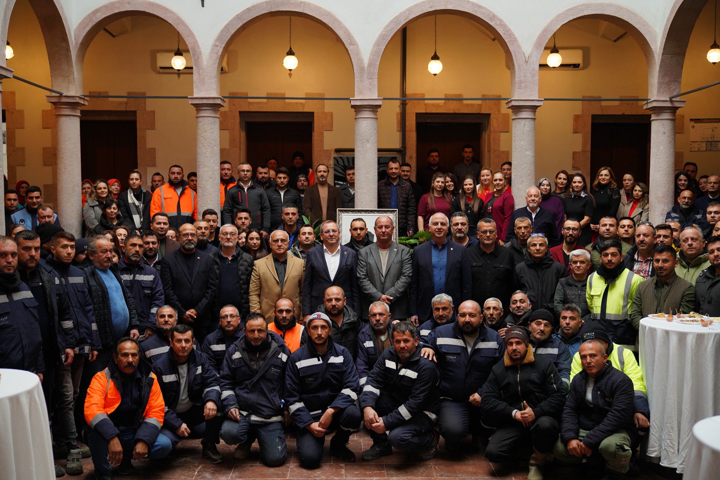 Ayvalık Belediye Başkanı Mesut Ergin yılın son gününde belediye çalışanlarıyla bir araya geldi.